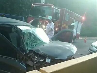 Imagem da notícia Motorista fica ferida após colisão violenta contra mureta de ponte em São Gabriel do Oeste